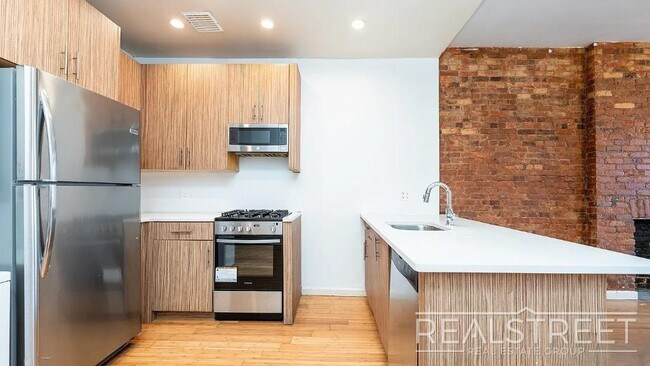 Photo - 4 Bed 2 bath off the border of Clinton Hill and Bedstuy. Unit 1