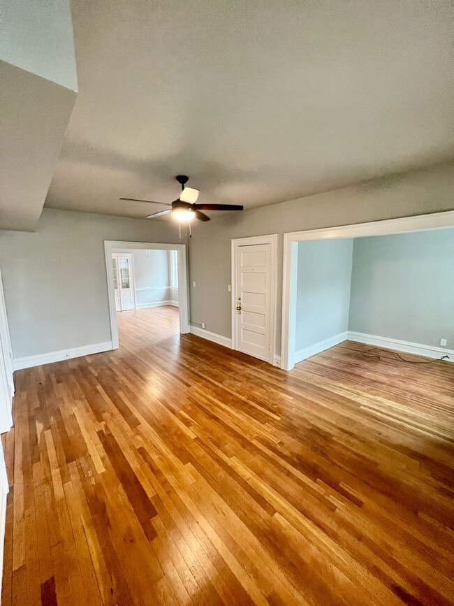 Building Photo - 402 N Sheppard St Unit Apt. 2