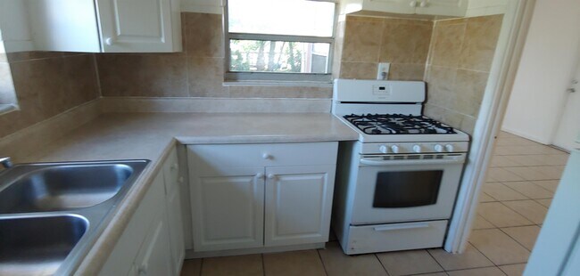 830 NW 38th Ave