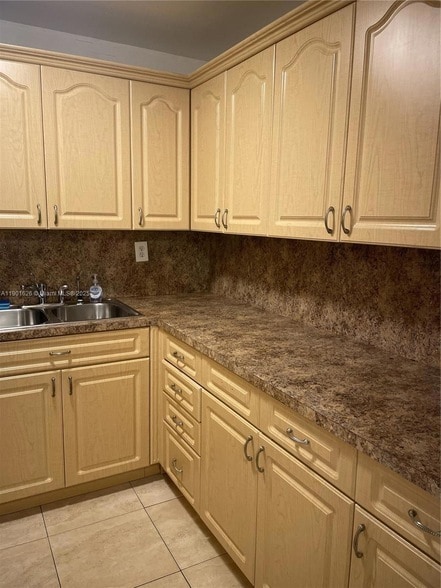 Photo - 1305 W 46th St Unit 112