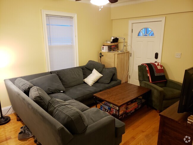 Building Photo - 206 Summer St Unit 2 Rental