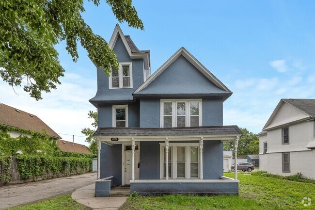 Building Photo - 3BR/1 Bath Lower Level Duplex in Northeast... Unit 1 Rental