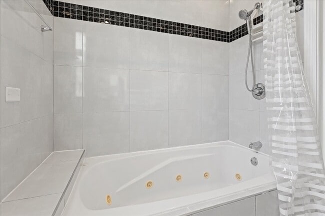 Photo - 3268 W Fullerton Ave Unidad 2