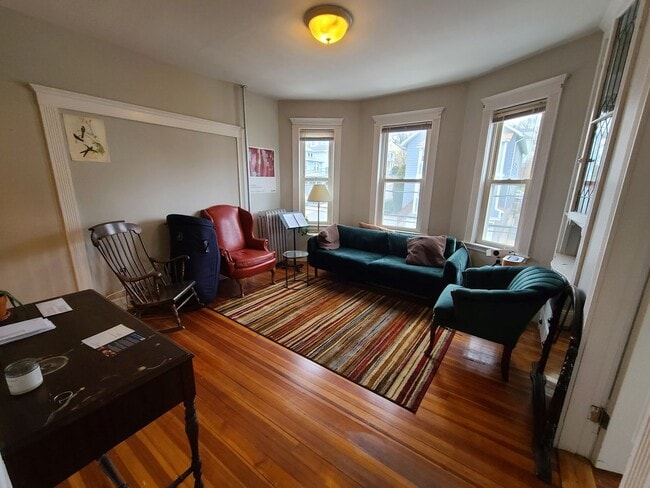 Photo - Off street parking - Close to Whole Foods / CVS - Renovated Kitchen Unidad #2