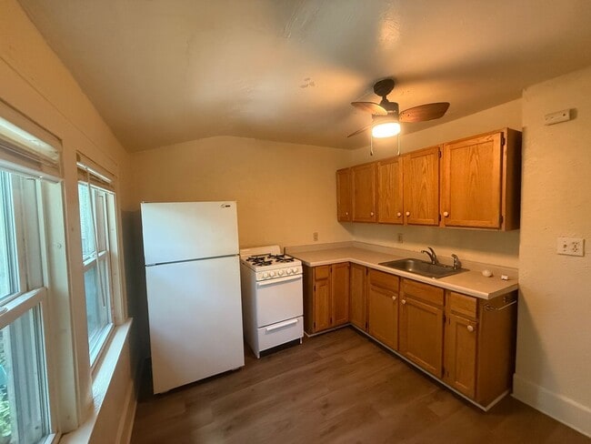Building Photo - 1205 S Webster Ave Unit 1205 Webster Upper