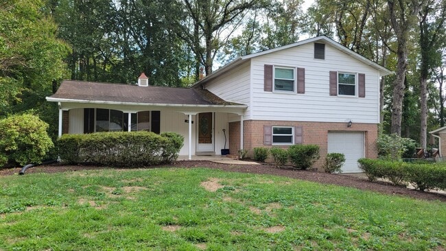 Building Photo - Spacious 4 Bed 3 Bath Home With Fully Fenc...