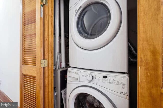 Photo - 1337 Girard St NW