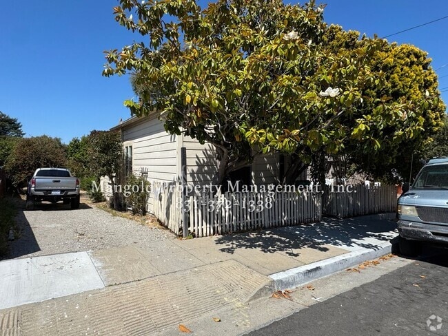 Building Photo - Charming 2-Bed 1-Bath Home with Spacious Y...