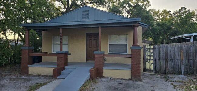 Building Photo - Renovated 4/2 Close to Busch Gardens and M... Rental