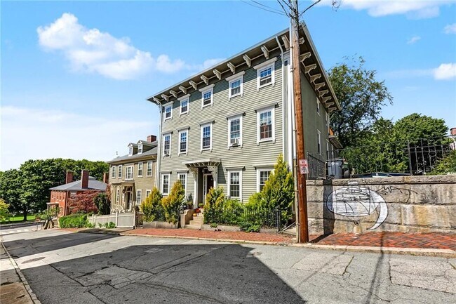40 Bowen St Unit 1