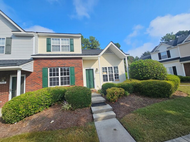 Building Photo - Spacous End-unit townhome in University