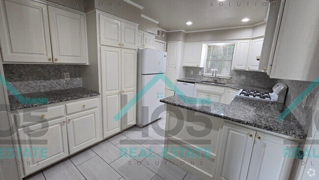 Building Photo - 3 Bedroom MWC w/Flex room! Rental