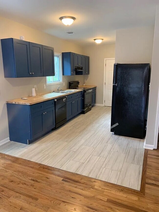 Room in House on Mayson Turner Rd NW