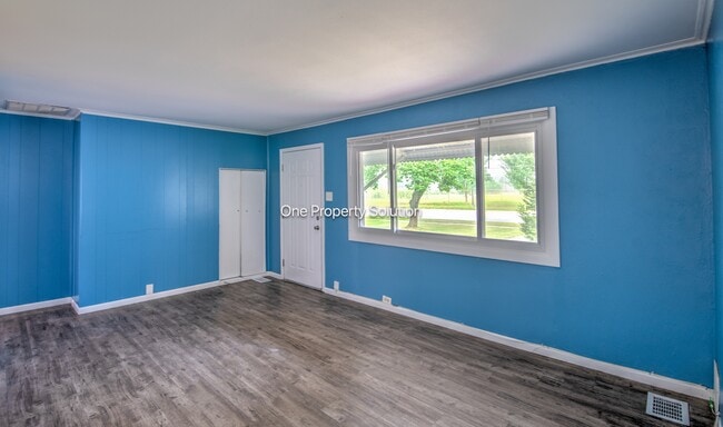 Photo - 7611 Northcote Ave