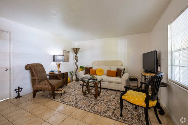 1BR, 1BA - 675SF - Living Room