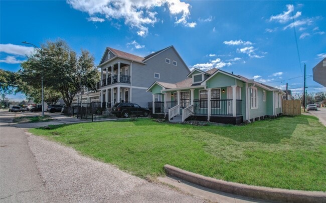 Photo - 702 E 25th St