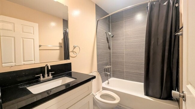 Photo - 1299 W 37th Dr Unidad 2