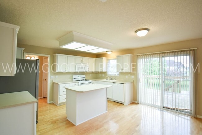 Photo - 4 Bedroom 2.5 Bathroom home in Urbandale