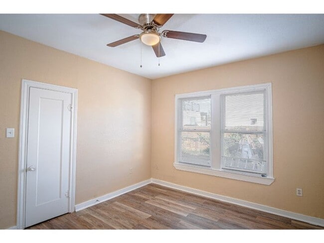 Building Photo - 907 Iowa St Unit 1