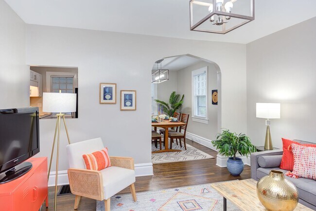 Photo - Available Now - Adorable and Spacious! 2 B... Casa