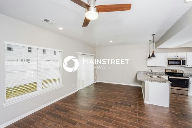 3 Bedroom Pet-Friendly Home in Jeffersonville, IN with Main Street Renewal