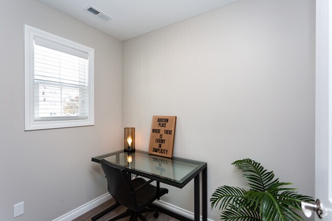 2BR, 2BA - 1150 SF