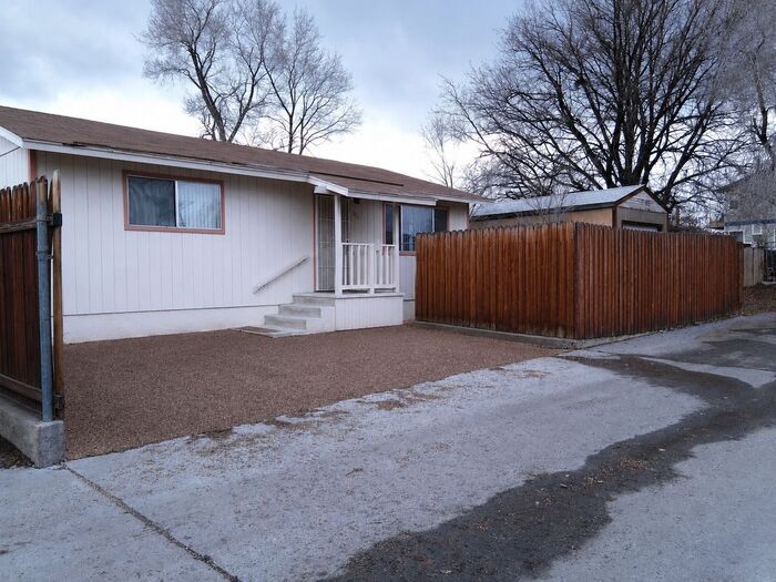 Charming 2 Bedroom Home Near Wells District – A/C, Fenced Yards & Greenhouse - Charming 2 Bedroom Home Near Wells District – A/C, Fenced Yards & Greenhouse