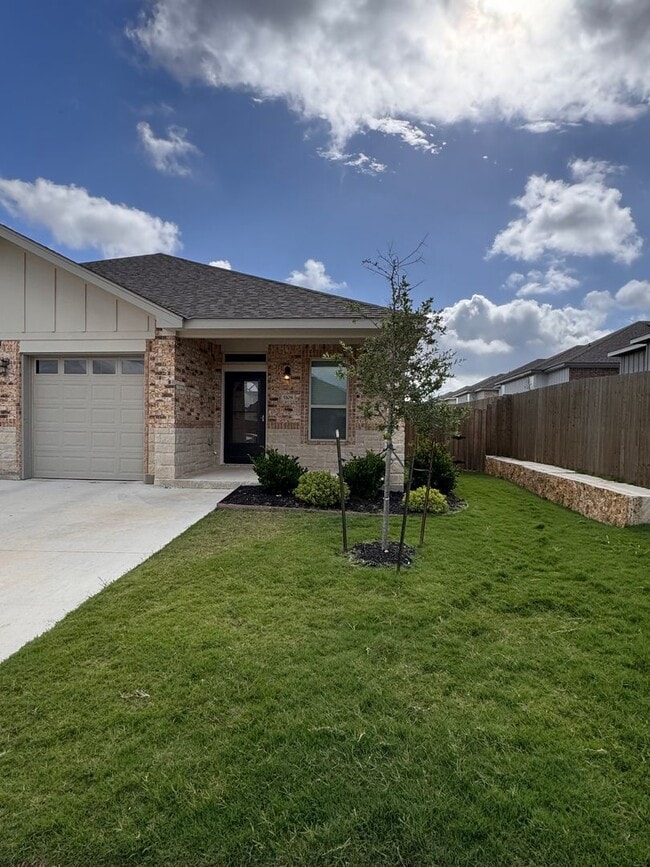 Building Photo - Great Location Townhome