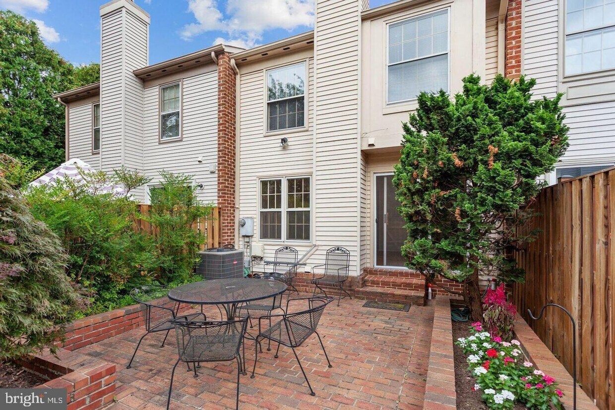 Townhome in Pinecrest - Townhome in Pinecrest