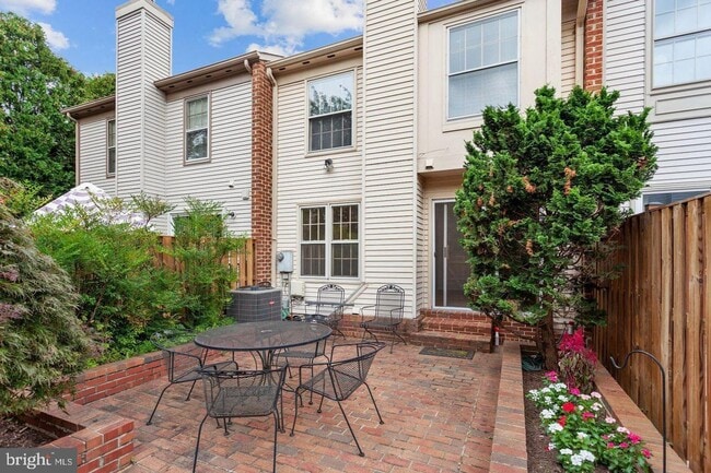 Townhome in Pinecrest - Townhome in Pinecrest
