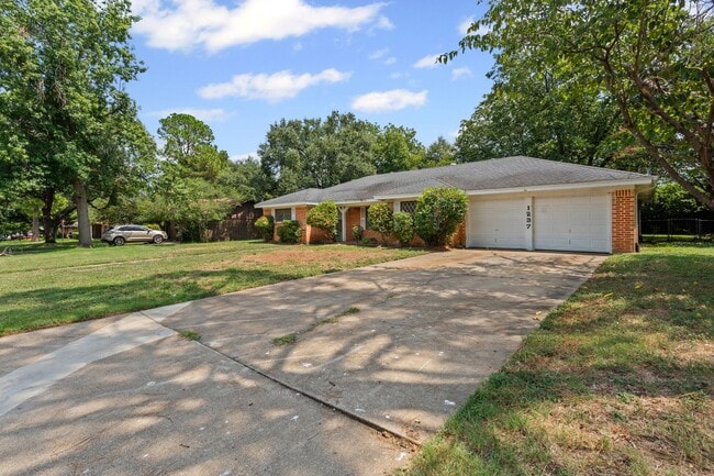 Building Photo - Classic in Cleburne Rental