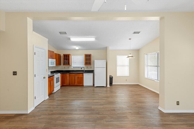 3 Bedroom 2 Bathroom Unfurnished House for... - 3 Bedroom 2 Bathroom Unfurnished House for...