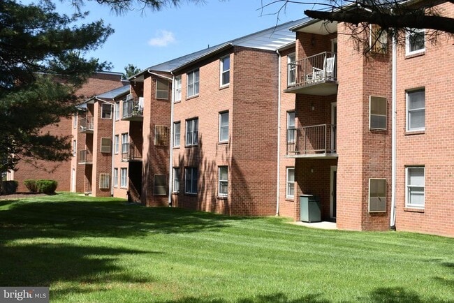 Building Photo - 400 Chapel Ct Unit 216