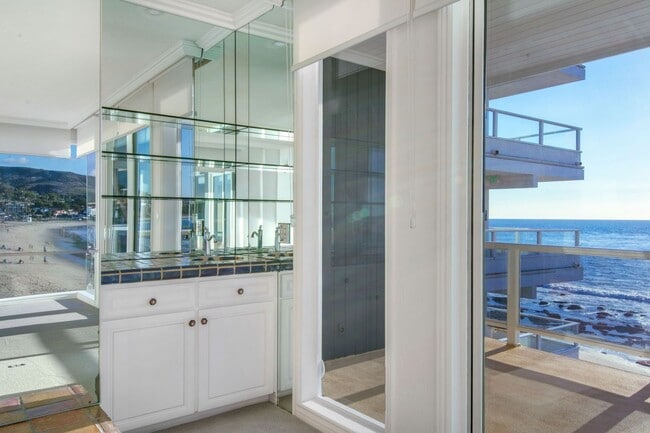 Photo - Stunning Ocean Front Oasis! 3 bedroom 2 bath condo with private steps to beach! Unidad 2