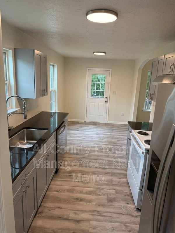 Photo - 170 S Barbara Ln