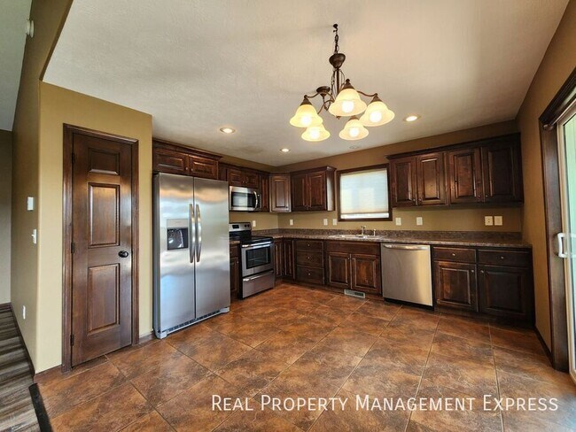 Photo - Modern 4 Bedroom 2 Bathroom Twin-Home in Tea