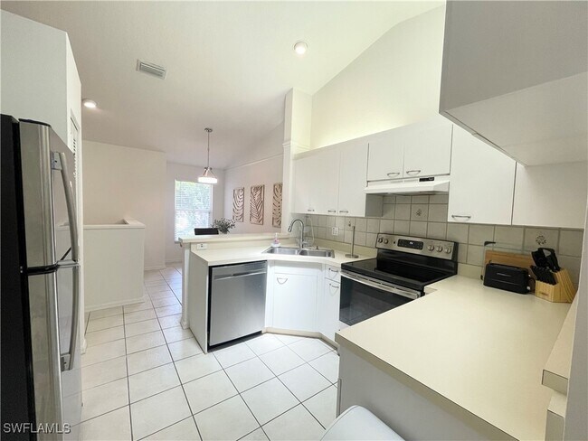 Photo - 341 Emerald Bay Cir Unidad T5