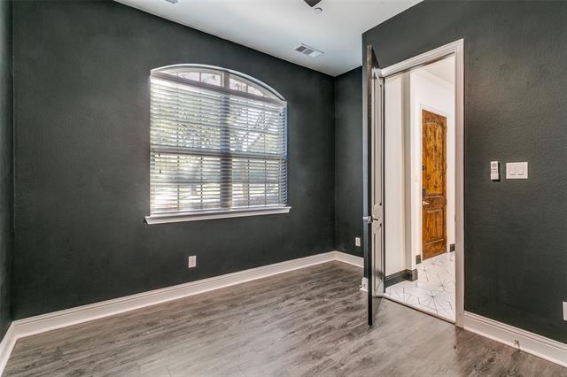 Photo - 515 W Royal Ln