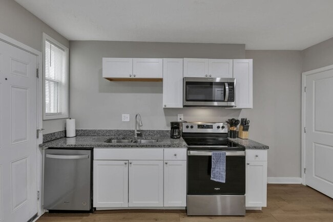 Modern 2BR Townhouse Walk to Downtown All Utilities Included
