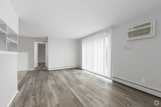 2BR, 1BA - 950SF - Candlewood Apartments