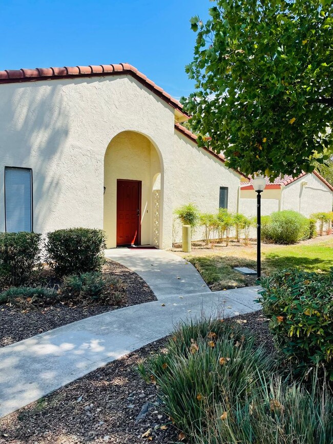 Building Photo - Gorgeous Completely Remodeled Single Story...