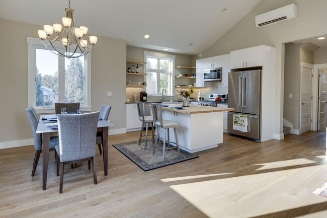 Building Photo - Furnished West Bend Home Available October...