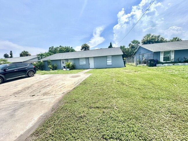 5723-5725 9th Street Circle East