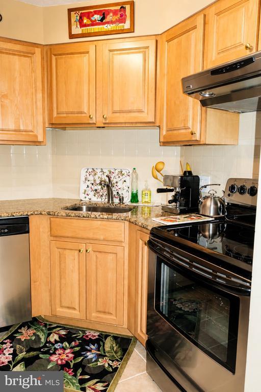 Building Photo - 2020 Walnut St Unit 25G