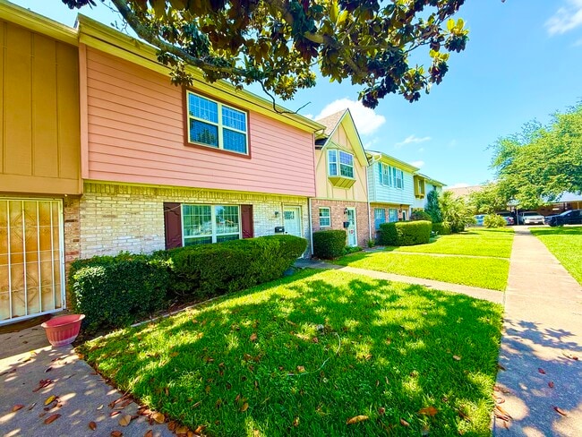 Building Photo - 8438 Leawood Blvd Unit 1