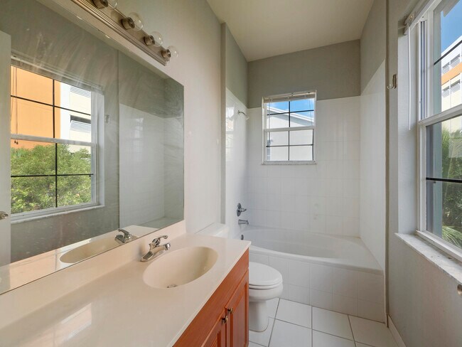 Photo - 615 N St