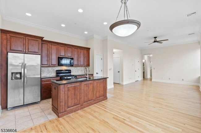 Building Photo - 33 Forest Ave Unit 1E