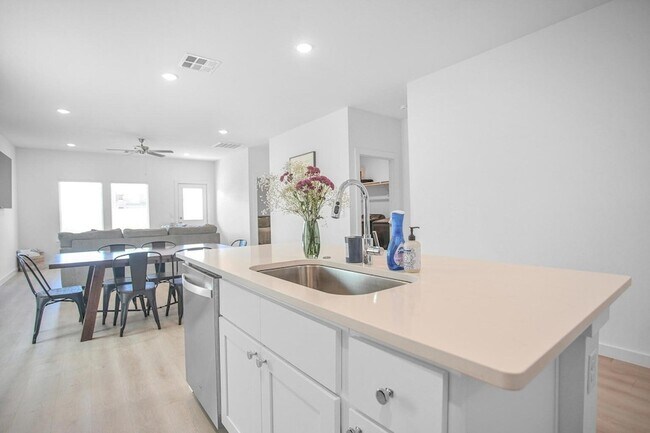 Photo - 613 E 14th St