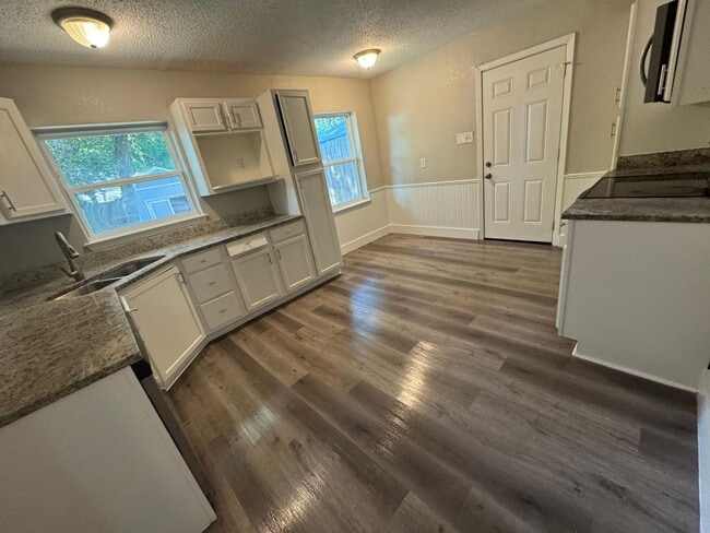 Building Photo - 3160 Chatsworth Dr Rental