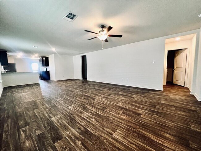 Photo - 520 Locksley Cove